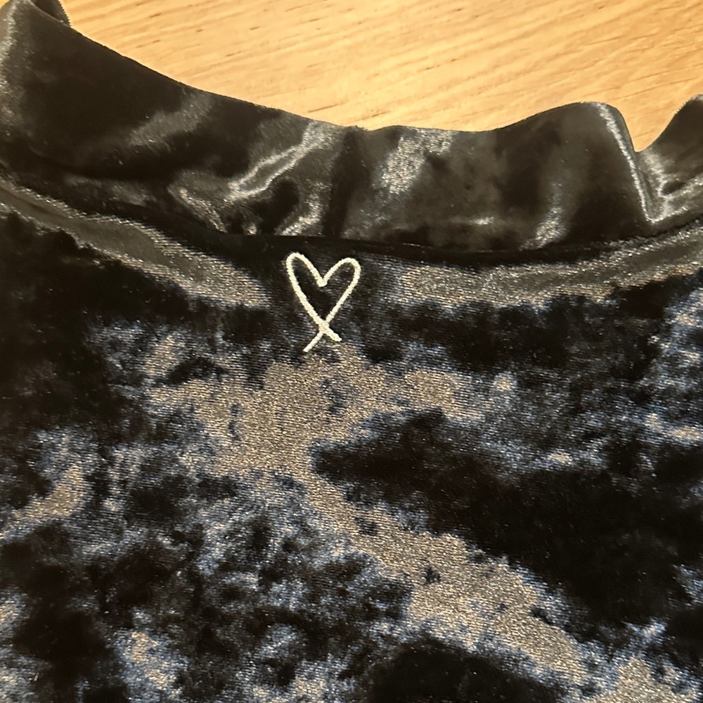 VS Black Velvet Robe - Picture 3 of 3